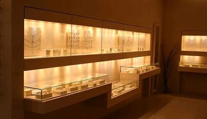 GOLDAŞ mağazası, aydınlatılmış duvar nişleri ve vitrinler