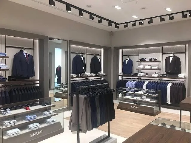 SARAR mağazası, takım elbise ve gömlek teşhir alanı